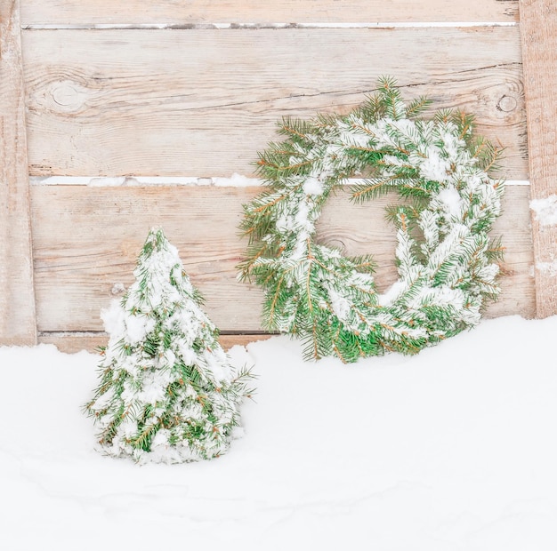 Besneeuwde frosted kerstkrans Krans van dennentakken