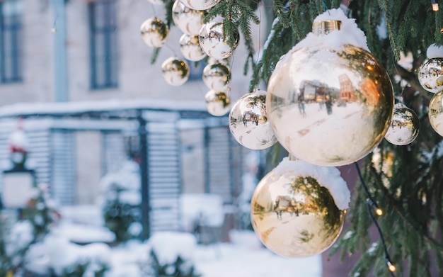 Besneeuwde kerstboom speelgoed achtergrond