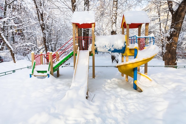 Besneeuwde openbare kinderspeelplaats in de winter