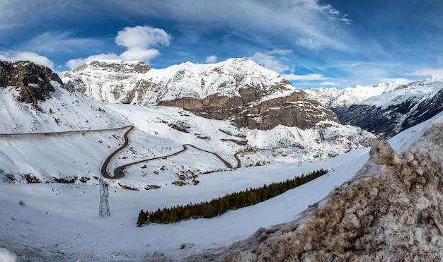 Besneeuwde Pyreneeën met kleine kronkelende weg