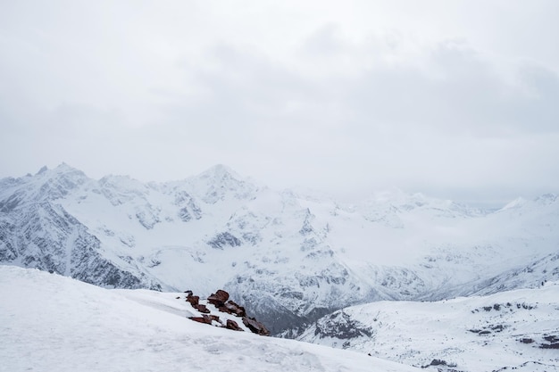 Besneeuwde rotstoppen van de bergketen