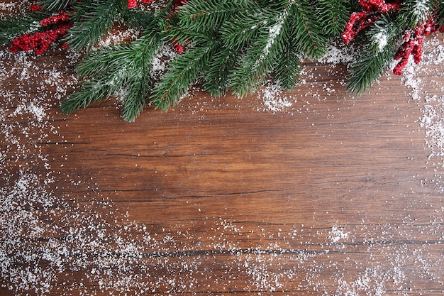 Besneeuwde Spar Takjes Met Rode Bessen Houten Achtergrond