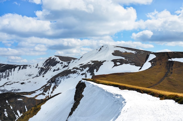 Besneeuwde toppen van de lentebergen