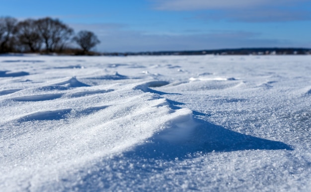 Besneeuwde vlakte op een ijzige winterdag.