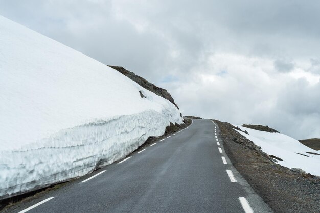 Besneeuwde weg Bjorgavegen Noorwegen