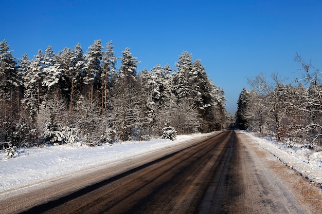 Besneeuwde weg in het winterseizoen. Close-up foto