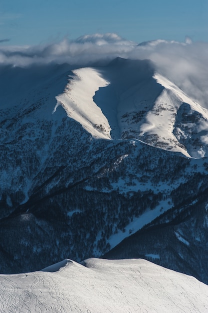 Besneeuwde winter bergen in zon dag. Kaukasusgebergte, Georgië, van skigebied Gudauri