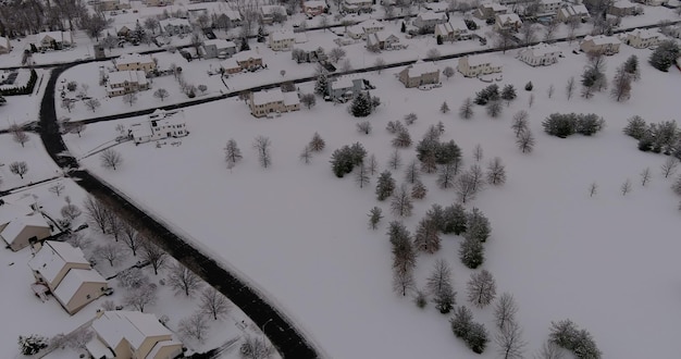 Besneeuwde winter in de woonstraten na de sneeuw van een kleine stad in het winterlandschap