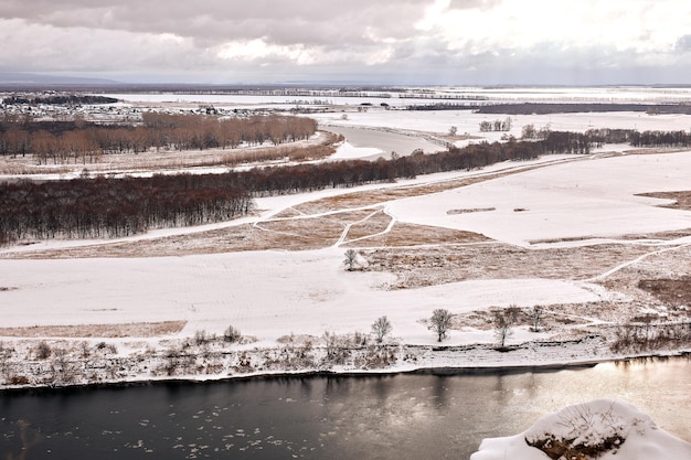 Besneeuwde winterbossen en rivier of meer geen mensen rond natuurconcept