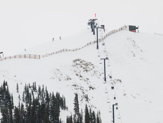 Besneeuwde winters tafereel hoog in de bergen. Skigebied Arapahoe Basin. Colorado Rocky Mountains VS.