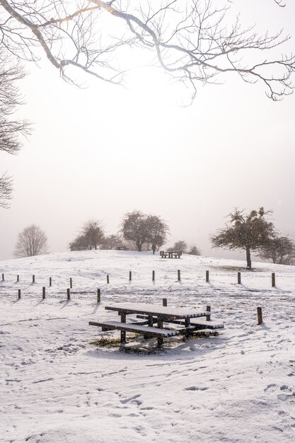 Besneeuwde zonsopgang op de picknickplaats naast het toevluchtsoord van de berg Aizkorri in Gipuzkoa. Besneeuwde landschap door wintersneeuw