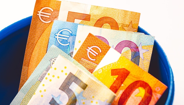 Bespaar geld Euro EUR Euro-bankbiljetten in een cent bank geïsoleerd op wit