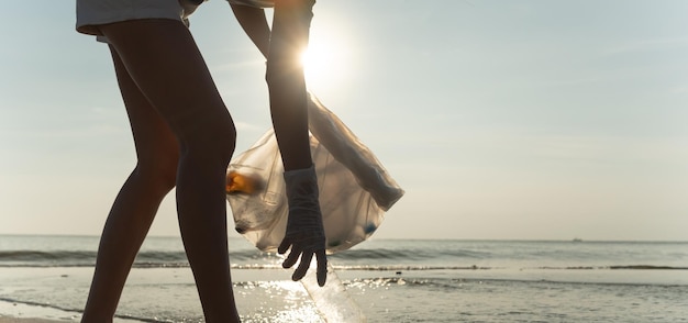 Bespaar water, doe vrijwilligerswerk, pak vuilnis op het strand en plastic flessen zijn moeilijk te ontbinden.