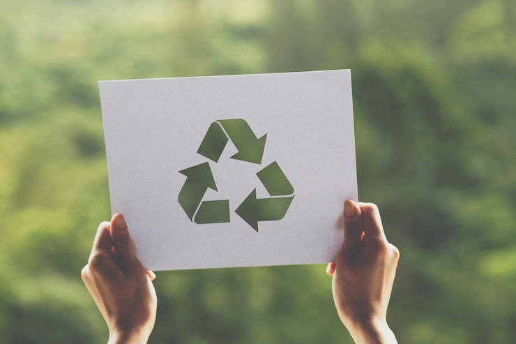 Foto bespaar wereld ecologie concept behoud van het milieu met handen met uitgesneden papier recycle tonen