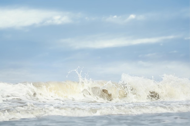 Bespattende zeegolven op zonnige dag Zomervakantie achtergrond