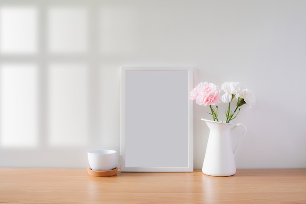 Bespiegeling fotolijst met bloemen op tafel