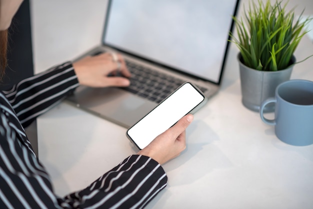 Bespotten. afbeelding van vrouw met mobiele telefoon met leeg wit scherm.