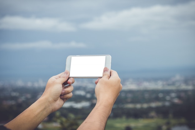 Bespotten hand slimme telefoon te houden