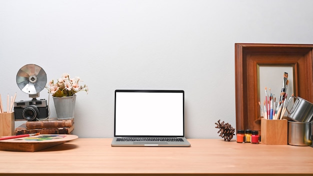 Bespotten laptopcomputer op houten bureau op hedendaagse werkplek.