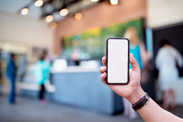 Bespotten slimme telefoon in man hand