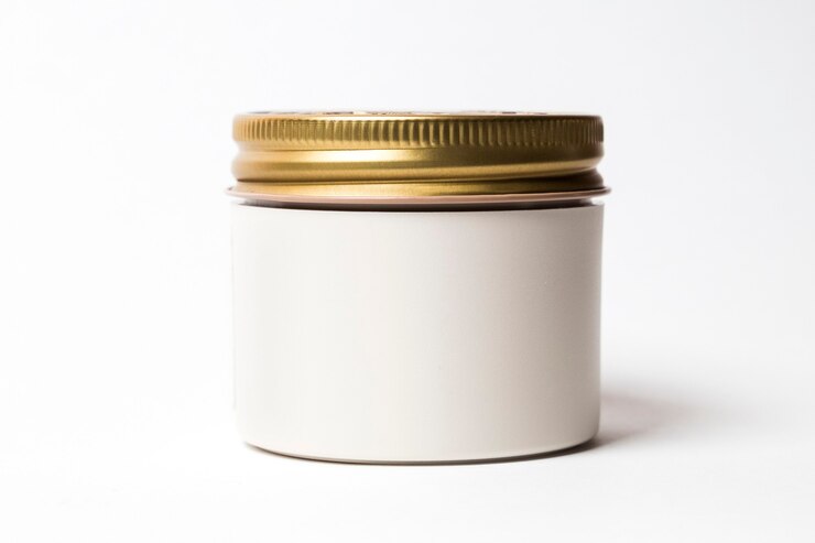 Foto bespotten van de witte pot met gouden dop