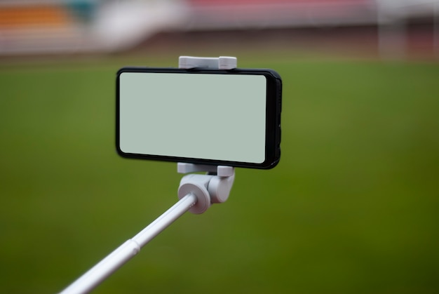 Bespotten van een zwarte smartphone met een selfiestick