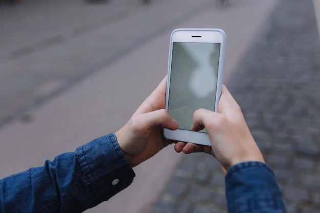 Bespotten van man met apparaat en touchscreen