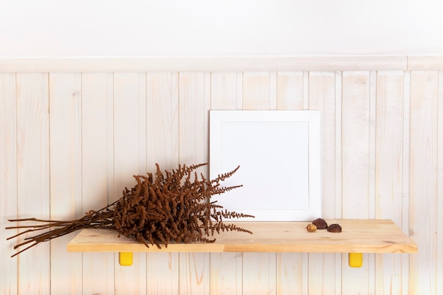 Bespotten van posterframe op houten plank met droog