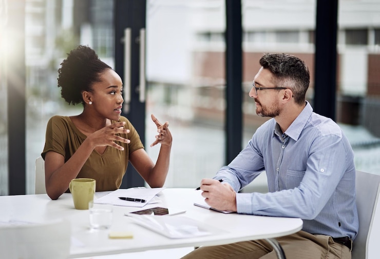 Foto bespreking en bijeenkomst van zakenlieden voor samenwerking, feedback of brainstorming als collega's, teamgesprekken en planning voor de werkplaats van het bedrijf of het project in de start-up, samen als professionals.