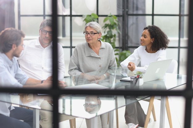 Bespreking van succesvolle zakenmensen op kantoor