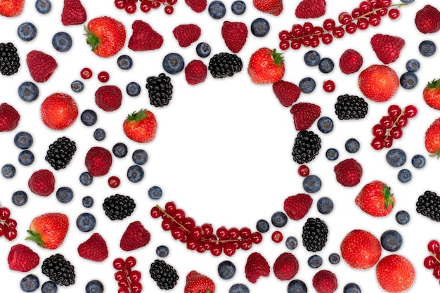 Bessen patroon geïsoleerd op wit. Aardbeien, frambozen, bramen, aalbessen en bosbessen gerangschikt op een witte achtergrond met ronde kopieerruimte. Bovenaanzicht.