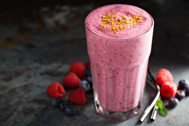 Bessen smoothie in een hoog glas