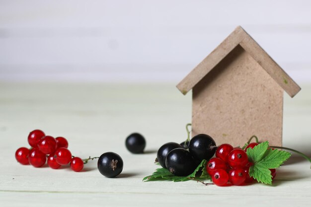 Bessenbes op houten tafel