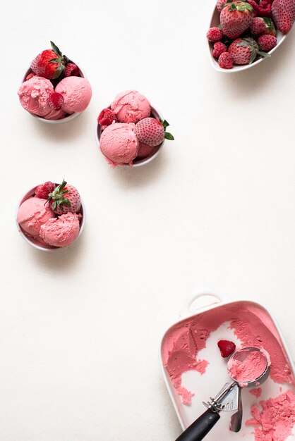 Bessenijs in kommen met bevroren fruit op witte tafel