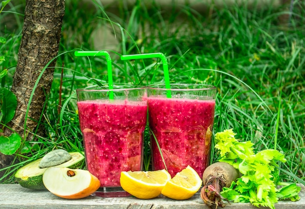 Bessensmoothie met groenten en fruit.