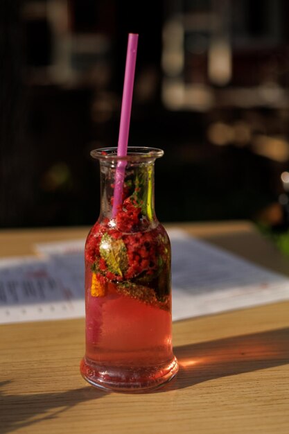 Bessenthee in een transparant origineel glas op een tafel in een café