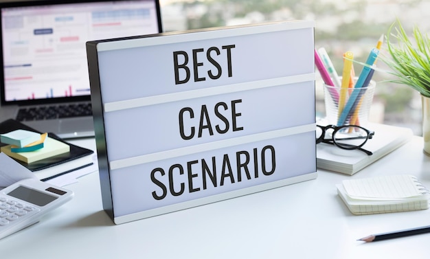 BEST CASE SCENARIO tekst op bureau tafel businessplan en visie op succes