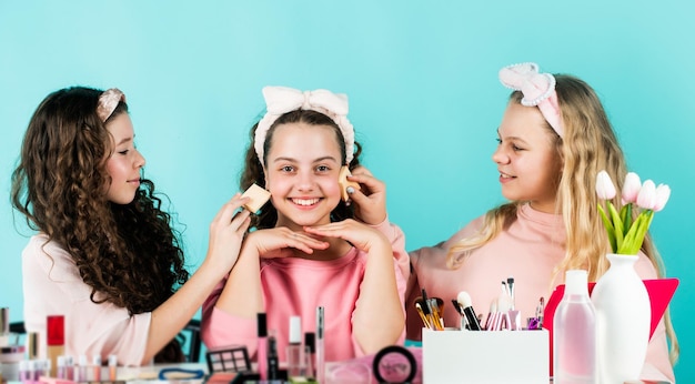 Photo best friends cleanse carefully beauty and fashion girls doing makeup together sisterhood happiness kids makeup skin care concept cosmetics for children cosmetics shop young skin care