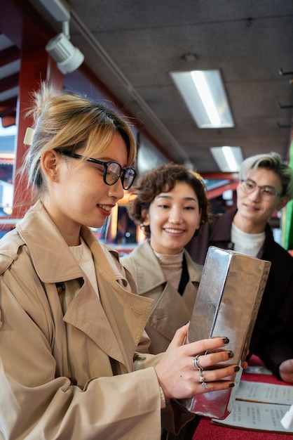 Foto migliori amiche che escono all'aperto