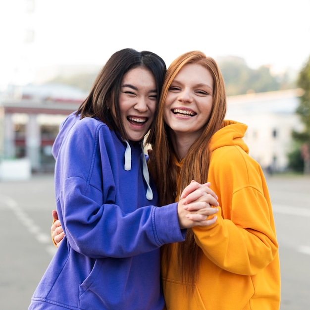 Photo best friends holding hands outside