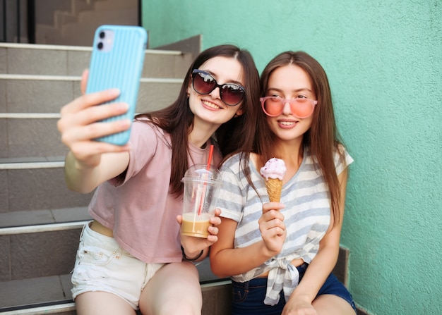 I migliori amici fanno selfie gen z girls