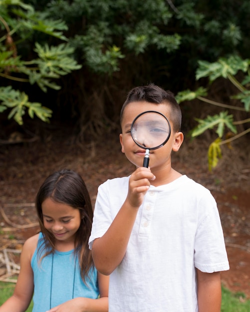 Photo best friends participating in a treasure hunt outdoors