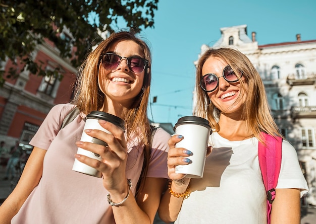 Migliori amici con tazze di caffè