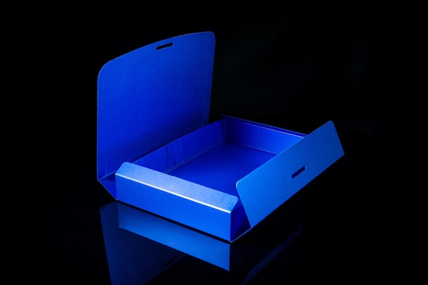 男性のための最高の贈り物男ギフト コンセプト黒の背景に青いオープン ギフト ボックス テキストのコピー スペース バレンタインデー結婚式誕生日と特別な機会のギフト コンセプト テキストのコピー スペース