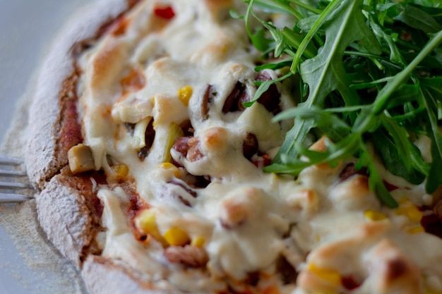 Photo best homemade vegan pizza with homemade cheese and arugula