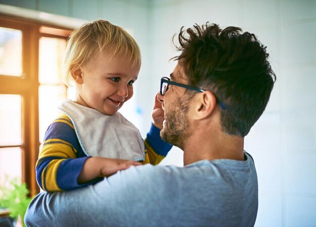 最高はあなたのお父さんである彼の息子を家に抱いているシングルファーザーのクロップドショット