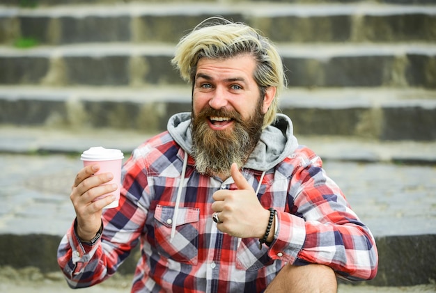 Photo best quality bearded hipster guy wearing casual clothes enjoys relaxing on weekend morning drinks concept student on coffee break bearded man drinking coffee while sitting outdoors