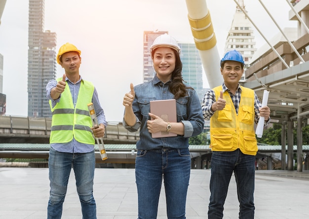 Photo best teamwork engineer showing thumbs up