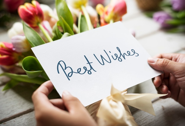 Foto i migliori auguri con un bouquet