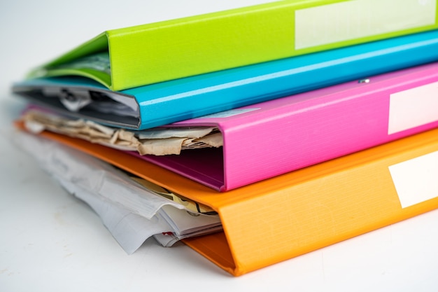 Bestandsmap Binder stapel van meerdere kleuren op tafel in kantoor.